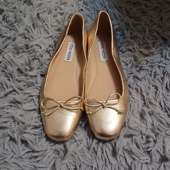 LIKE NEW Steve Madden Gold Ballet Flats Women's Size 6.5 - Picture 2 of 10